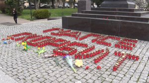 В день общенационального траура к стеле Город Воинской Славы люди несли лампады, цветы, игрушки