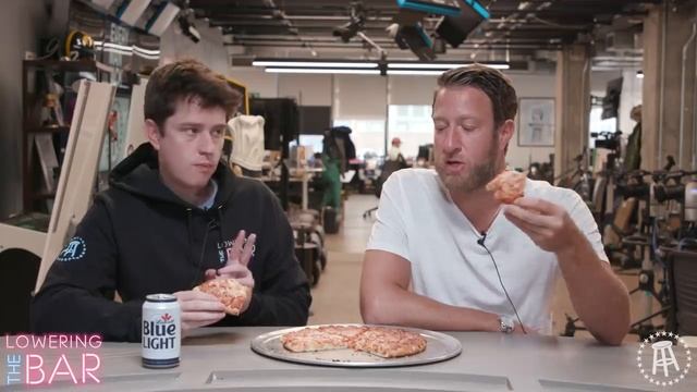 Barstool Employees Rate Dave Portnoy's One Bite Frozen Pizza смотреть онлайн