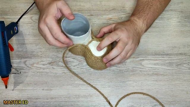 УДИВИТЕЛЬНАЯ ИДЕЯ ИЗ ОБЫЧНОЙ БУТЫЛКИ И ДЖУТОВОЙ ВЕРЕВКИ? ПОДЕЛКА-ПОДАРОК НА НОВЫЙ ГОД DIY