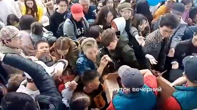 Якутск, давка при раздаче бесплатного мjроженого смотреть онлайн
