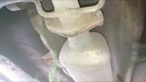 Если машина громко работает. Шум снизу. Запах выхлопных газов в салоне.