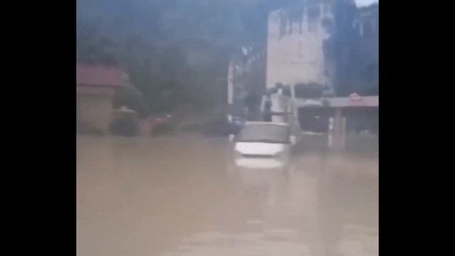 В Сочи река Мацеста вышла из берегов и устроила сильный потоп.(ENG SUB) смотреть онлайн