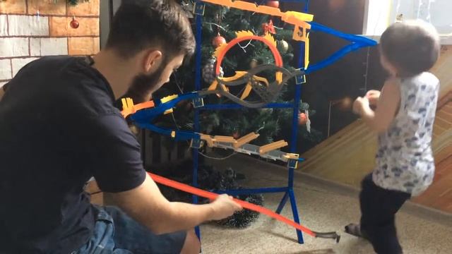 Обзор Распаковка Аналог Hotwheels Крутi Перегони Гонки Настенный Трек Монстер Трак Racing Cars Toys смотреть онлайн