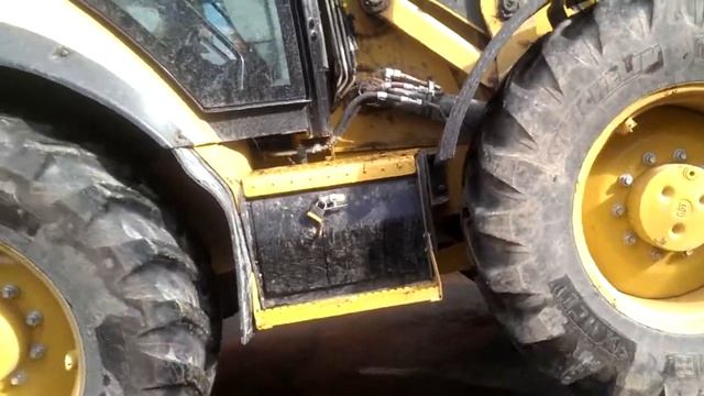 Погрузчик экскаватор CAT 434F в работе