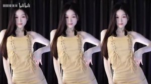 Танец в желтом платье под медленую музыка