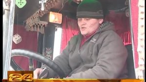 Трактор-вожак работает в Иркутске.