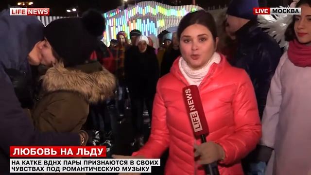 На катке на ВДНХ отмечают День влюблённых поцелуями смотреть онлайн