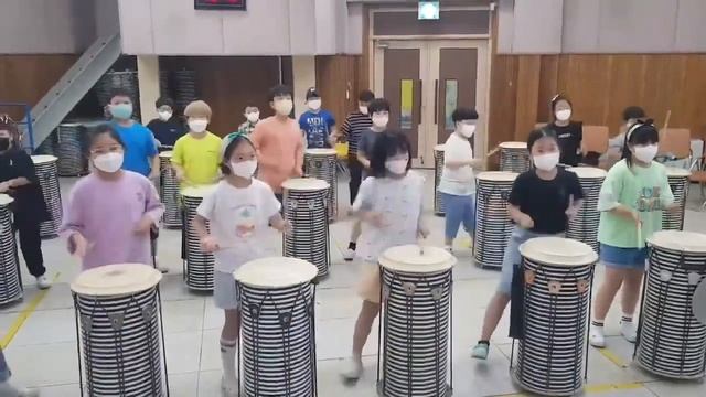 Урок музыки в Корее, это обычно для них но необычно для нас. Племянник учится в Корее. смотреть онлайн