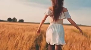 Девушка бежит по полю пшеница, музыка