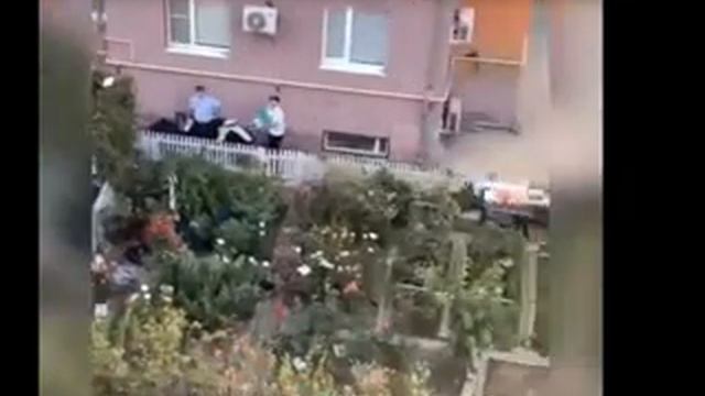 Жена выбрасывает вещи мужа в окно смотреть онлайн