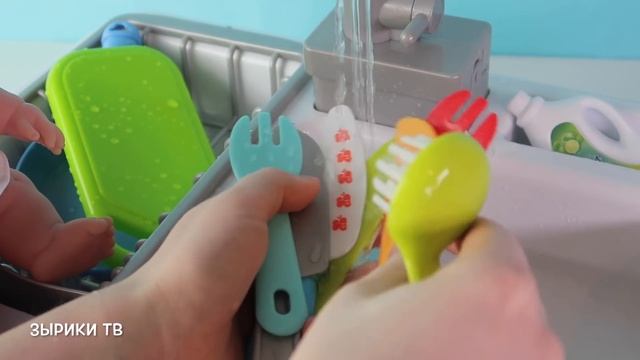 Куклы Пупсики Помогают Маме: Моем Посуду и Открываем Сюрприз Свит Бокс Зырики ТВ смотреть онлайн
