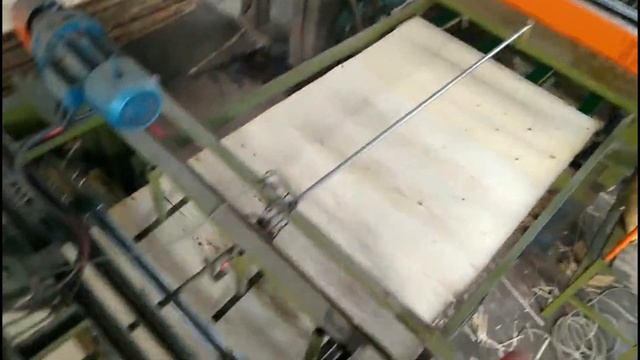 Автоматическая ребросклейка шпона Ecowood Light. Эковуд Лайт в работе на производстве фанеры смотреть онлайн