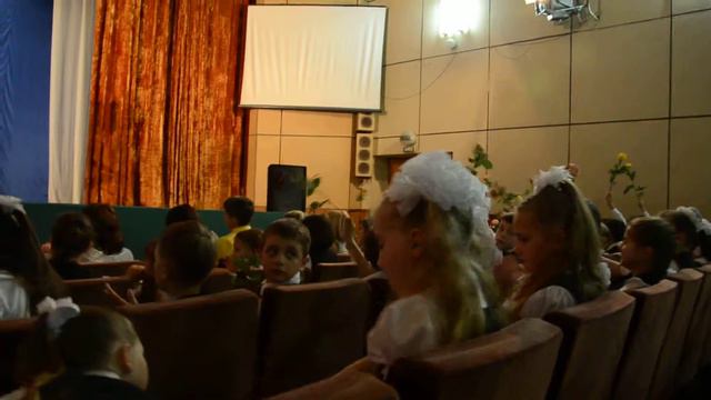 Классные руководители младших классов поют прощальную песню.