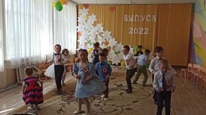 Выпускники разновозрастной группы танцуют танец "Бульба-данс"