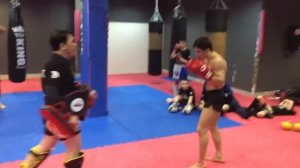 Phayao Muay Thai gym Тайский бокс с Паяо Краджангратом работа на падах