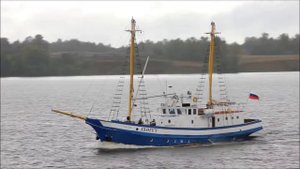 Средний Рыболовный сейнер Гангут на Углическом водохранилище 29 08 2014г