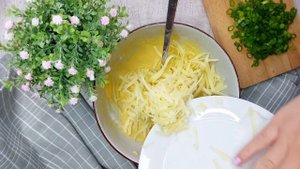 Самые вкусные оладьи с сыром на завтрак.