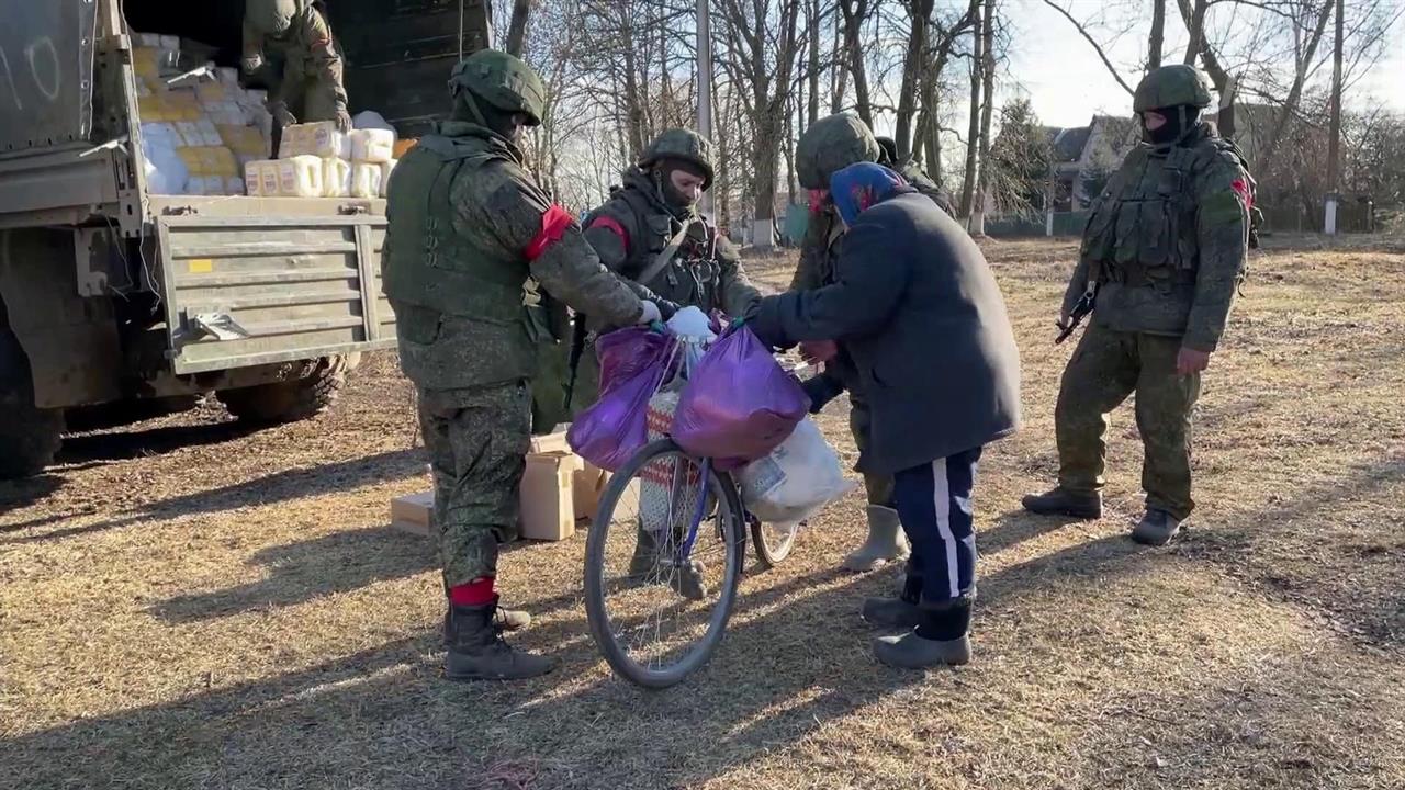 Российские военные привезли в Черниговскую область очередную партию гуманитарной помощи