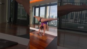 Split handstand variation! #flexibility #stretching #yogagirl
