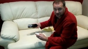 Как самостоятельно почистить и защитить кожаный диван?