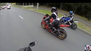 Я бы с ней точно прокатился? Выпускница на мотоцикле едет на выпускной