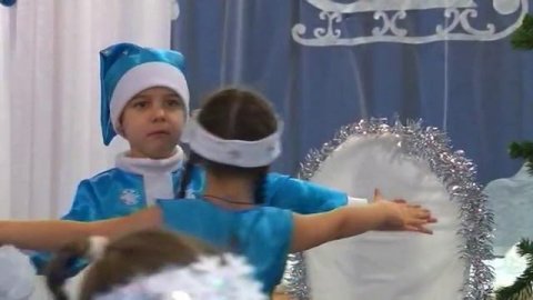 Танец "У леса на опушке жила зима в избушке" на новогоднем утреннике 2017