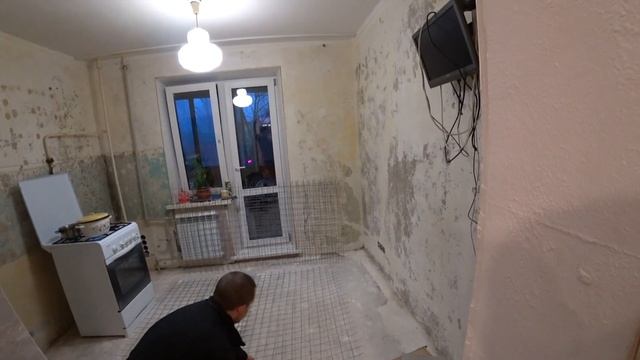 Ремонт кухни у мамы. День первый. Монтаж сетки на пол смотреть онлайн