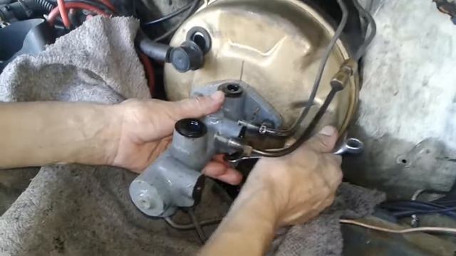 Como se saca bomba de freno y servo смотреть онлайн