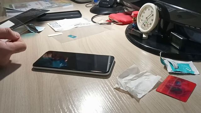 Как приклеить гибридное стекло на смартфон смотреть онлайн