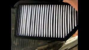 Замена воздушного фильтра двигателя KIA RIO  III  2011 года.