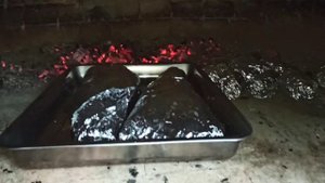 Баранья лопатка с картофелем в помпейской печи.
