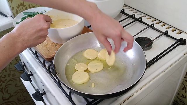 ЛАЙФХАК . ГОТОВЛЮ КАРТОФЕЛЬНЫЕ СЛАЙСЫ В КЛЯРЕ смотреть онлайн