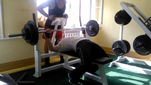 Растяжение верхней части правой грудной мышцы и передней дельты . 110 кг смотреть онлайн