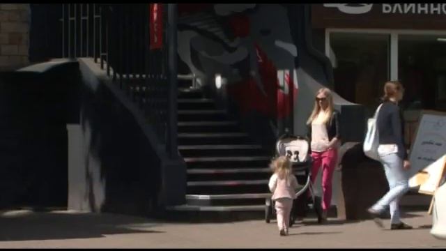 Эксперимент. Помогут ли женщине с коляской? смотреть онлайн