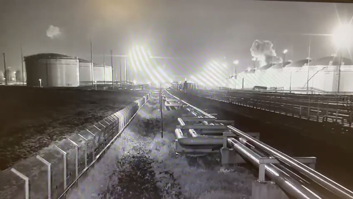 В сети появилось видео предположительно атаки беспилотников на нефтебазу в Краснодарском крае