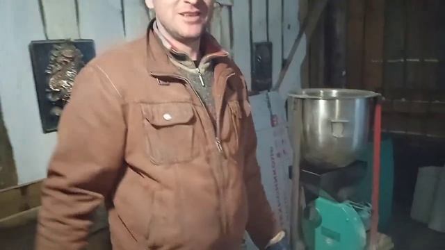 Сегодня трудились в ночь. Закончили подготовку клеток для новых племенных свиней Дюрок.