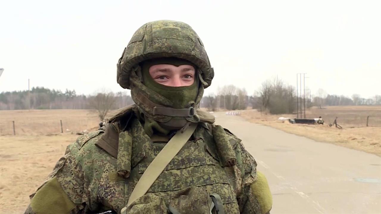 Российские военные, взявшие под контроль район Чер...асти, обеспечивают безопасность местных жителей