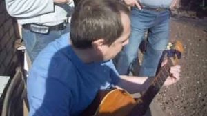 На гитаре  песня  Рыжая