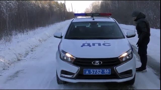 Полицейские помогли жителям Ирбита, которые в тридцатиградусный мороз опрокинулись на машине в кюве смотреть онлайн