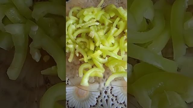 И снова пицца! Начинка из овощей и куриной грудки! Объеденье