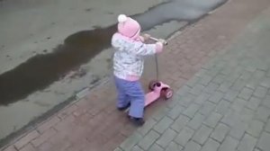 Учимся кататься на самокате. 1 год 9 месяцев
