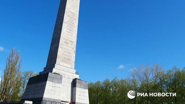 Торжественная церемония возложения венков в советском военном мемориале в Берлине