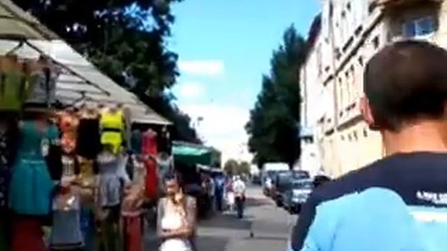 Люди и манекены.
