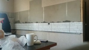 положить плитку своими руками// ложим плитку в домашних условиях// положить плитку на кухне