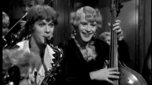 Marilyn Monroe "В джазе только девушки" - Репетиция в вагоне