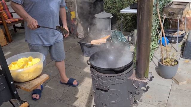 Еда в казане на костре. Картошка, колбаски, курочка. Essen in einem Kessel auf einem Feuer.