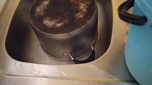 Чистим дно кастрюли чистящим средством для газовых плит, духовок и гриля  Супер!