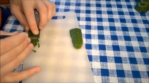 Как сделать птицу из огурца дома.Украшение стола/ How to make a bird from the house cucumber