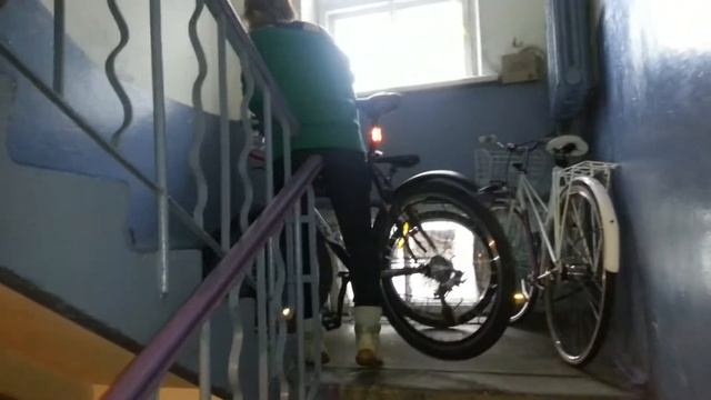 Як заносити велосипед в квартиру.(1)