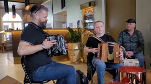 Lars Karlsson och Arvid Ramberg Strand  spelar Jämtgubben på Statt i Hudiksvall 🎶👍